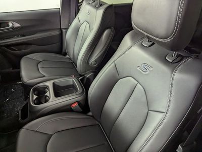 2026 Chrysler Pacifica — photo 12 view