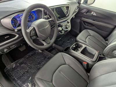 2026 Chrysler Pacifica — photo 11 view
