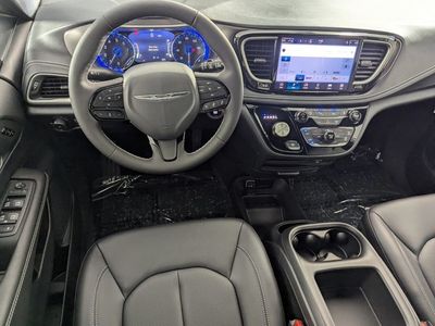 2026 Chrysler Pacifica — photo 13 view