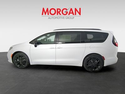 2026 Chrysler Pacifica — photo 8 view