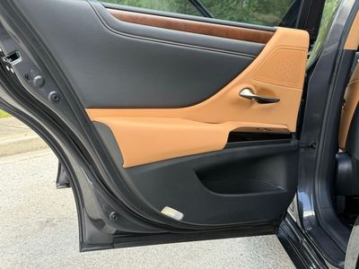 2025 Lexus ES 350 - Photo 23