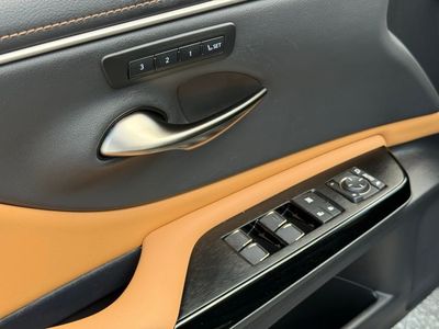 2025 Lexus ES 350 - Photo 20