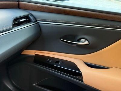 2025 Lexus ES 350 - Photo 35