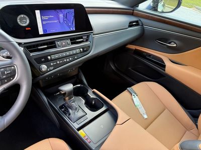 2025 Lexus ES 350 - Photo 31