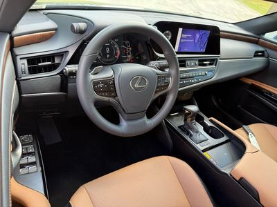 2025 Lexus ES 350 - Photo 3
