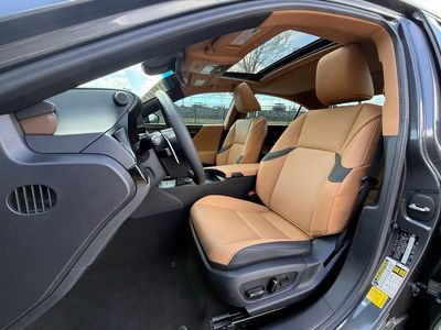 2025 Lexus ES 350 - Photo 18