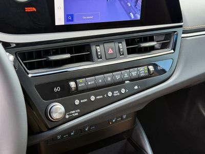 2025 Lexus ES 350 - Photo 33
