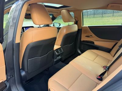 2025 Lexus ES 350 - Photo 24