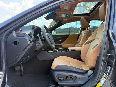 2025 Lexus ES 350 - Photo 22