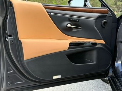 2025 Lexus ES 350 - Photo 19