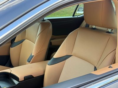 2025 Lexus ES 350 - Photo 17