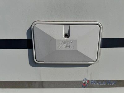 2005 R-Vision Trail Lite — engine compartment view