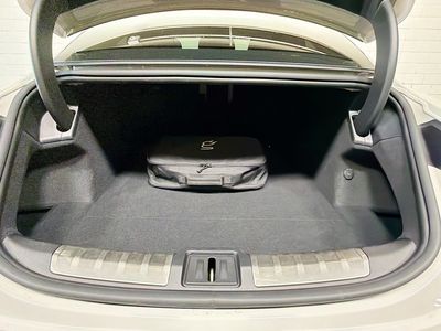 2025 Porsche Taycan - Photo 13
