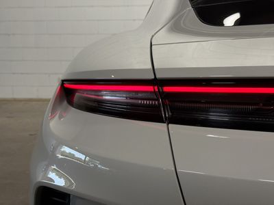 2025 Porsche Taycan - Photo 11