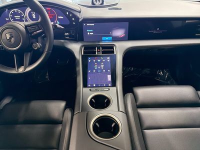 2025 Porsche Taycan - Photo 19