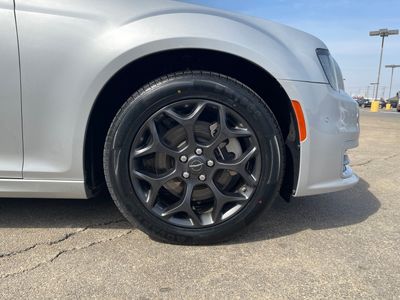 2022 Chrysler 300 - Photo 16