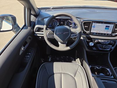 2026 Chrysler Pacifica — photo 17 view