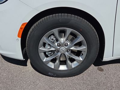 2026 Chrysler Pacifica — photo 11 view