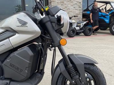 2025 Honda Navi Arctic Silver Metallic - Photo 10