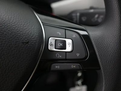 2020 Volkswagen Passat — photo 17 view