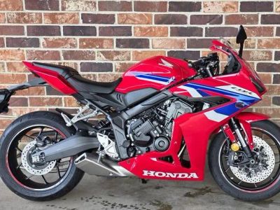 2026 Honda® CBR650R E-Clutch — front three-quarter view