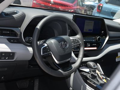 2026 Toyota Highlander - Photo 4