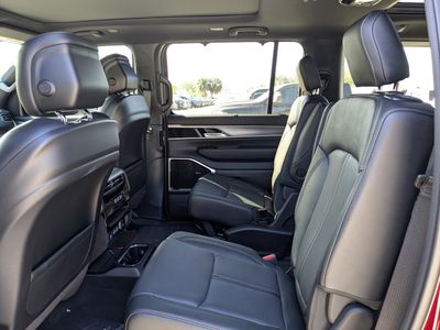 2026 Jeep Grand Wagoneer - Photo 14
