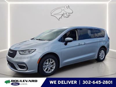 2023 Chrysler Pacifica Touring L in Silver Mist Clearcoat — front three-quarter view