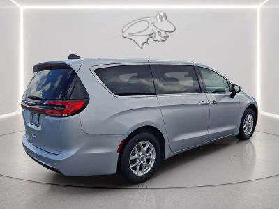 2023 Chrysler Pacifica — detail view