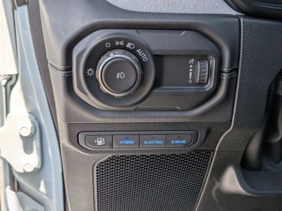 2025 Jeep Wrangler - Photo 13