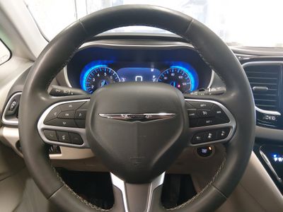 2023 Chrysler Pacifica — photo 12 view