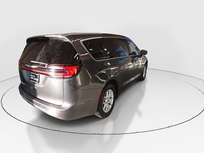 2023 Chrysler Pacifica — photo 7 view