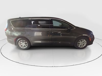 2023 Chrysler Pacifica — photo 8 view