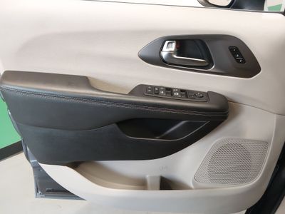 2023 Chrysler Pacifica — photo 20 view