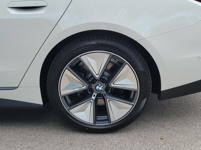 2026 BMW i4 - Photo 9