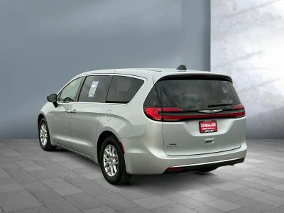 2024 Chrysler Pacifica - Photo 4