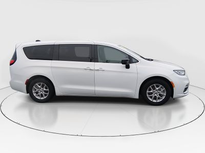2024 Chrysler Pacifica — photo 8 view