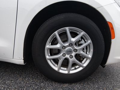 2024 Chrysler Pacifica — photo 10 view