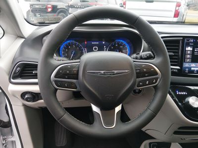 2024 Chrysler Pacifica — photo 12 view