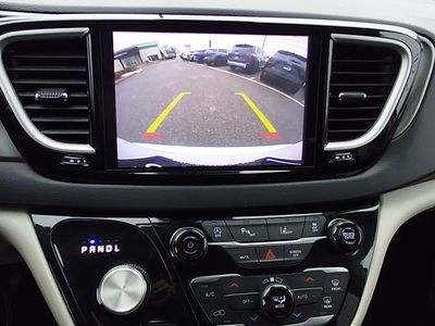 2024 Chrysler Pacifica — photo 16 view