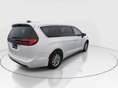 2024 Chrysler Pacifica — photo 7 view