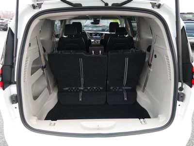 2024 Chrysler Pacifica — photo 11 view