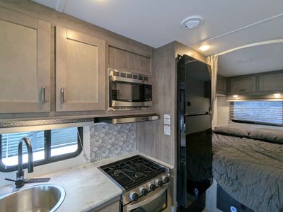 2025 Gulf Stream Conquest Class C - Photo 11