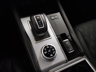 2024 Mitsubishi Outlander Plug-In Hybrid — photo 16 view
