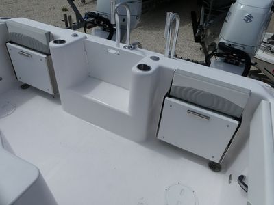 2026 Twin Vee 280 Center Console GFX - Photo 10