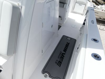 2026 Twin Vee 280 Center Console GFX - Photo 24