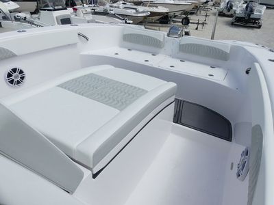 2026 Twin Vee 280 Center Console GFX - Photo 18