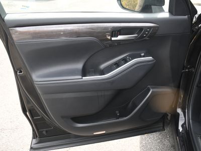 2021 Toyota Highlander Hybrid - Photo 10