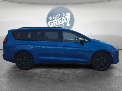 2027 Chrysler Pacifica — side profile view