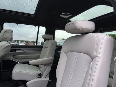 2026 Jeep Grand Wagoneer - Photo 8